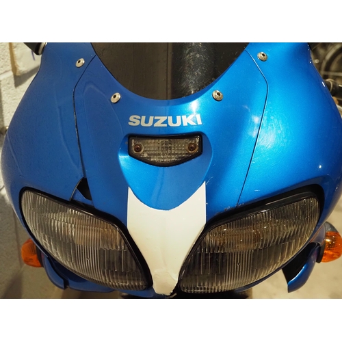 1038 - Suzuki SV650s motorcycle. 1999. 645cc
Runs and rides. MOT until 30/6/2024. 
Reg. T301 XEG. V5. Key