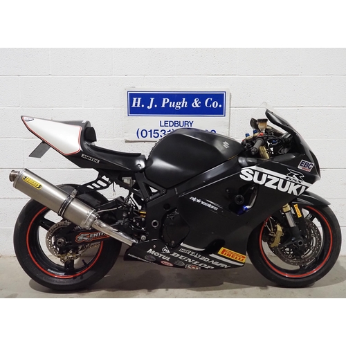 1039 - Suzuki GSXR 750 K5 motorcycle. 2005. 749cc
Runs and rides. Track bike with Shorty levers, K & N filt... 