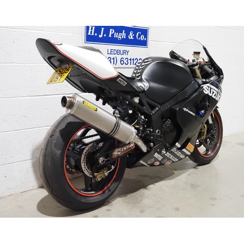 1039 - Suzuki GSXR 750 K5 motorcycle. 2005. 749cc
Runs and rides. Track bike with Shorty levers, K & N filt... 