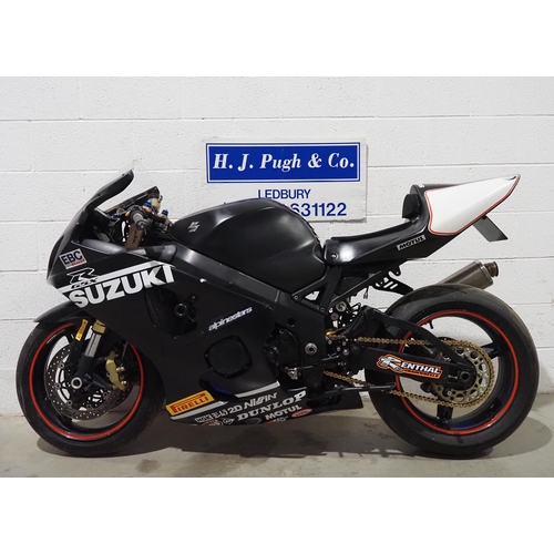 1039 - Suzuki GSXR 750 K5 motorcycle. 2005. 749cc
Runs and rides. Track bike with Shorty levers, K & N filt... 