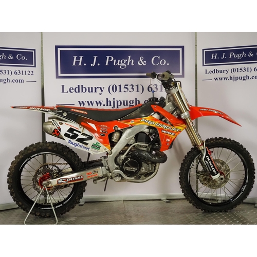 1043 - Honda CRF450R motocross bike. 2015. 450cc
Runs and rides. 2015 Buildbase special edition with Talon ... 