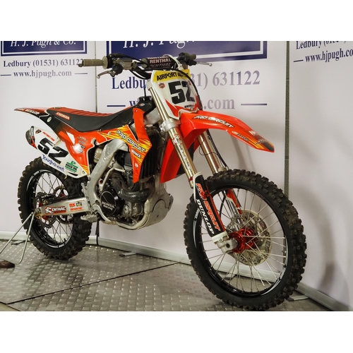 1043 - Honda CRF450R motocross bike. 2015. 450cc
Runs and rides. 2015 Buildbase special edition with Talon ... 