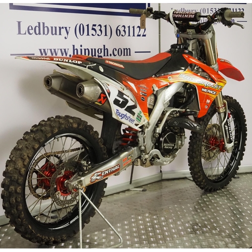 1043 - Honda CRF450R motocross bike. 2015. 450cc
Runs and rides. 2015 Buildbase special edition with Talon ... 