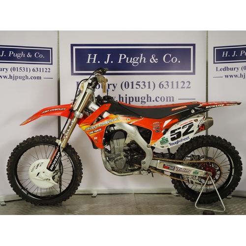 1043 - Honda CRF450R motocross bike. 2015. 450cc
Runs and rides. 2015 Buildbase special edition with Talon ... 