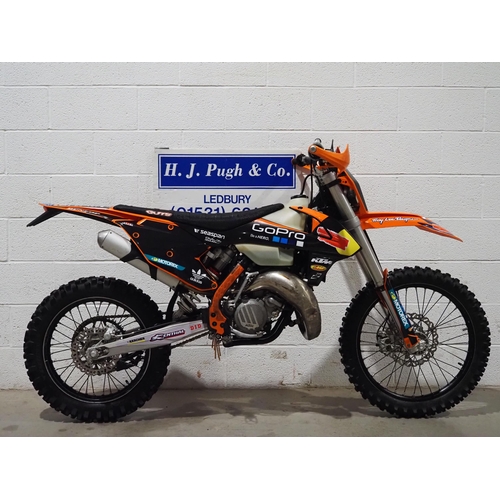 1058 - KTM 150XC-W motorcross bike. 2017. 144cc
Runs and rides. Recent plastics and graphics fitted aswell ... 