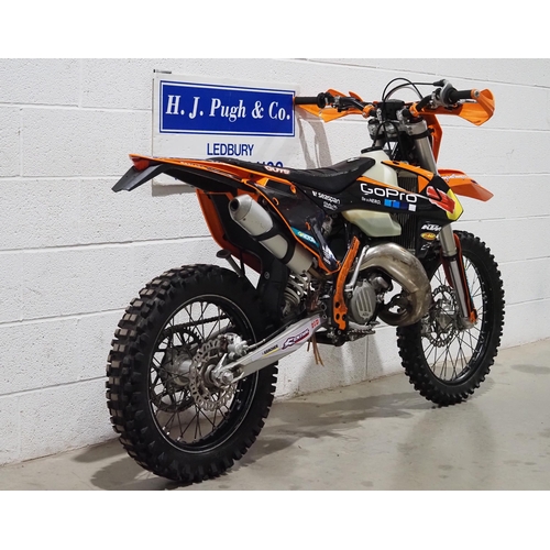 1058 - KTM 150XC-W motorcross bike. 2017. 144cc
Runs and rides. Recent plastics and graphics fitted aswell ... 