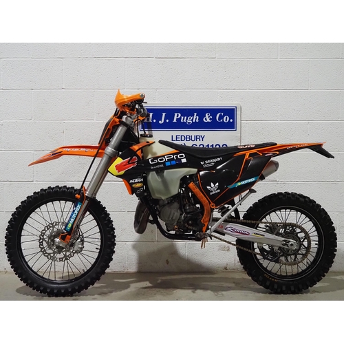 1058 - KTM 150XC-W motorcross bike. 2017. 144cc
Runs and rides. Recent plastics and graphics fitted aswell ... 