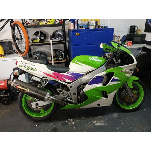 1075 - Kawasaki ZX6R motorcycle. 1995. Good clean original bike, runs and rides. Invoices and spare key.
Re... 