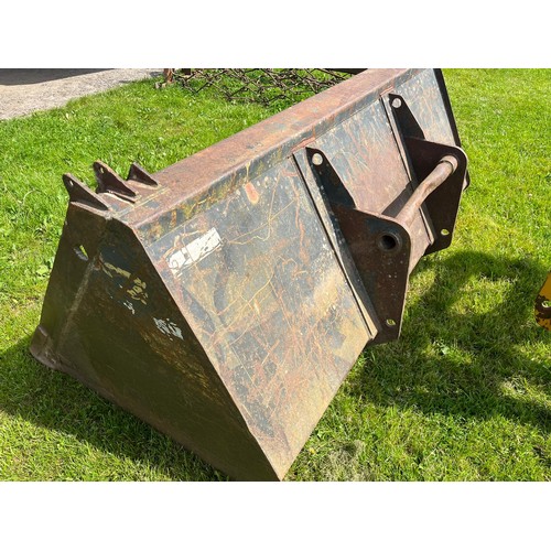 1512A - General purpose bucket 7ft fitted with Manitou bracket