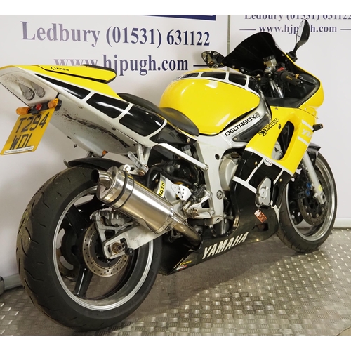 1078 - Yamaha YZF R6 motorcycle. 1999. 599cc
Runs and rides but has big engine noise, possibly big end. MOT... 