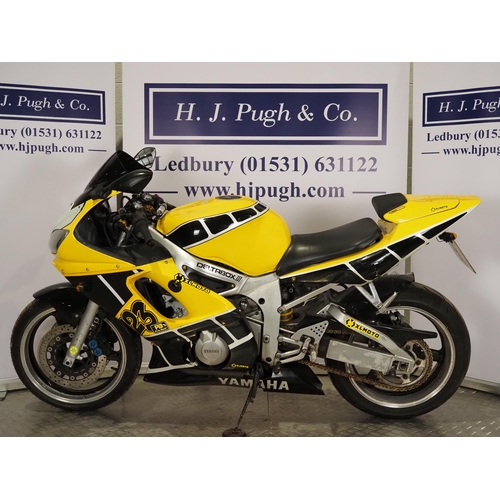 1078 - Yamaha YZF R6 motorcycle. 1999. 599cc
Runs and rides but has big engine noise, possibly big end. MOT... 