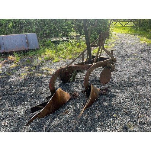 227 - Massey Ferguson 2 furrow plough