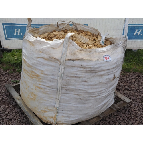 847 - Cotswold stone chippings