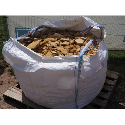 885 - Cotswold stone chippings