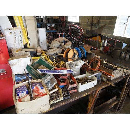 215 - Electric cable, light, gas kit, vice and fittings on bench