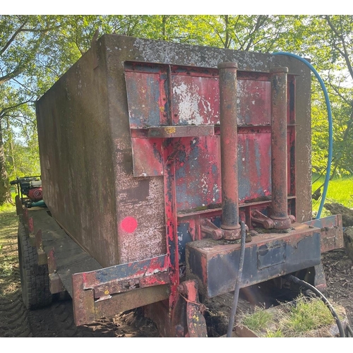 365 - Old tipping trailer with water tank and pump