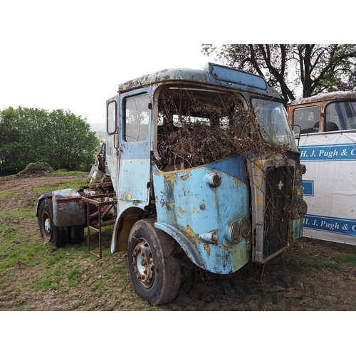 132 - Atkinson Borderer 4 x 2 artic unit with Cummins engine. Reg. HCW 541N. V5