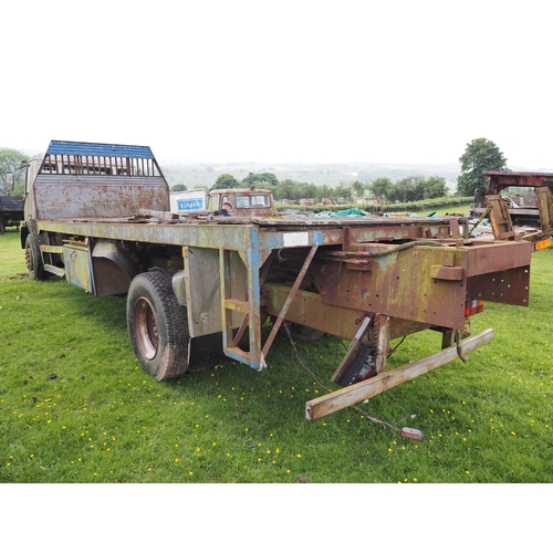 256 - ERF ES6 180 flat bed with Cummins engine. Hydraulics and winch