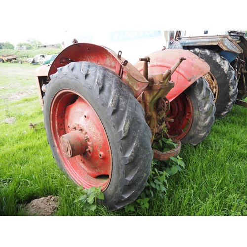 279 - Nuffield DM4 tractor, parts