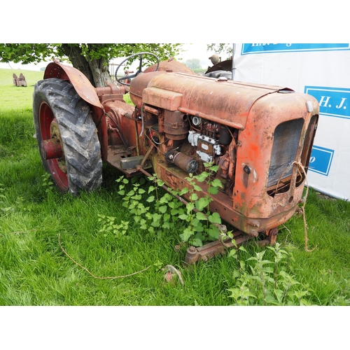 279 - Nuffield DM4 tractor, parts