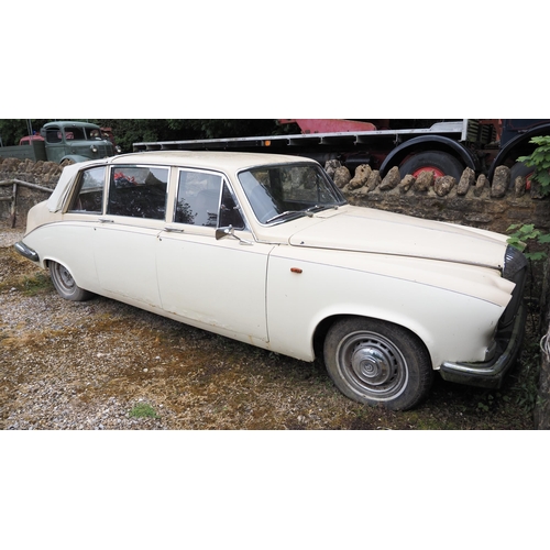 187 - Daimler Limousine. 1990. Petrol.
Running when stored. Fitted with red leather interior. Showing 73,2... 