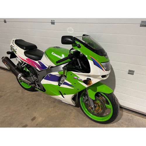 1075 - Kawasaki ZX6R motorcycle. 1995. Good clean original bike, runs and rides. Invoices and spare key.
Re... 