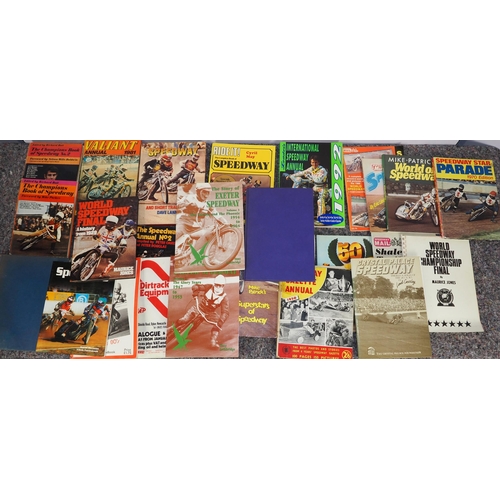 620 - Quantity of speedway annuals and books to include International Speedway Annual and the Champions Bo... 