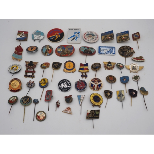 457 - 50 Speedway badges to include the Hackney Hawkes 1965, the Westham Champs 1937, Belle Vue, Berwick B... 