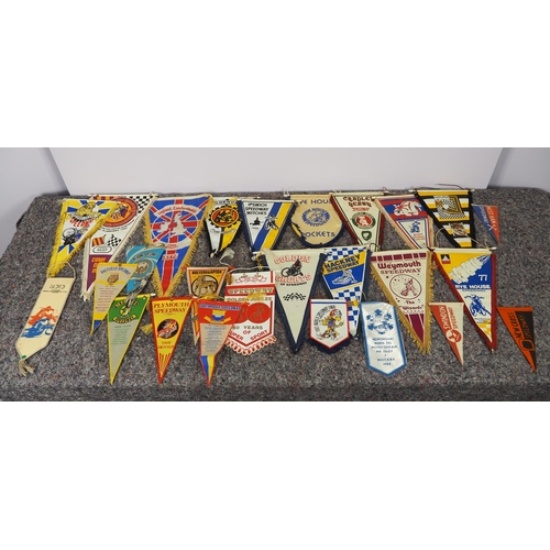 575 - 26 Speedway pennants to include Westham, Rye House, Ipswich witches, Cradley Heath, etc.