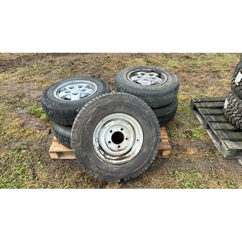 221 - Various Land Rover wheels