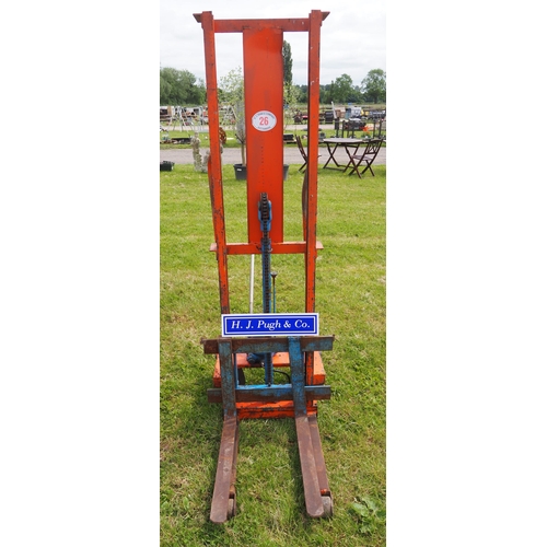 26 - Hydraulic pallet lifter