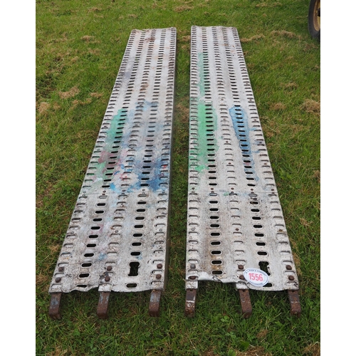 1556 - Pair of aluminium ramps