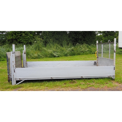 1568 - Lorry drop side bed with tail lift