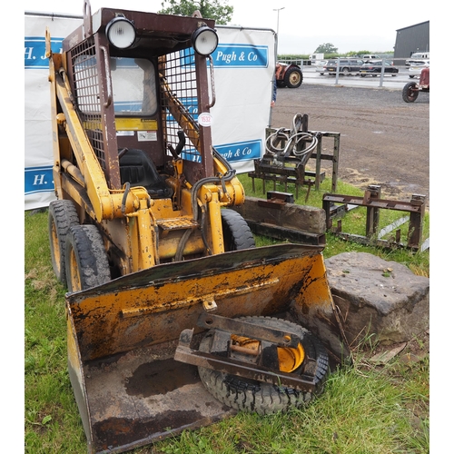 1532 - Case 1818 skid steer uni loader, runs and drives. With bucket, pallet tines, grab and drawbars. Key ... 