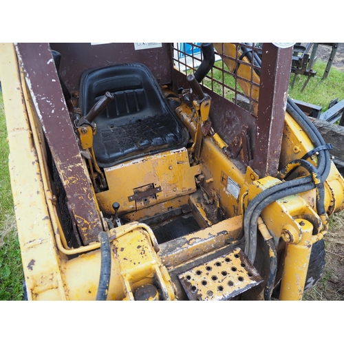 1532 - Case 1818 skid steer uni loader, runs and drives. With bucket, pallet tines, grab and drawbars. Key ... 