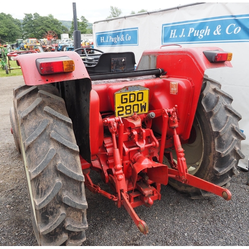 1628 - International 484 tractor. Runs and drives perfectly. New starter motor, battery and front tyre. No ... 
