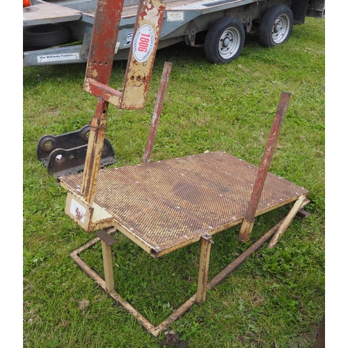 1806 - Raised stand