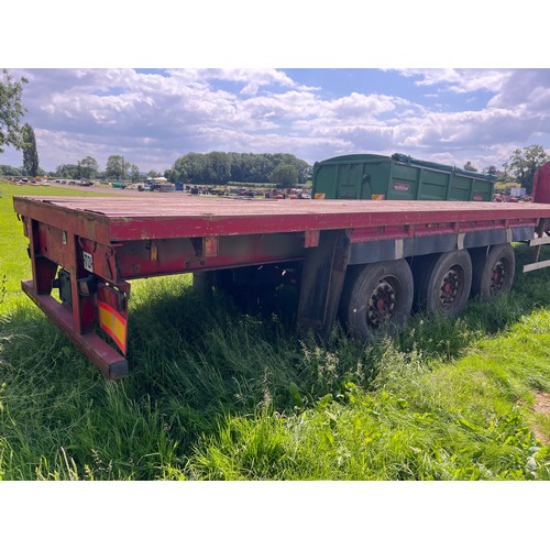 1567A - Articulated tri axle flatbed trailer