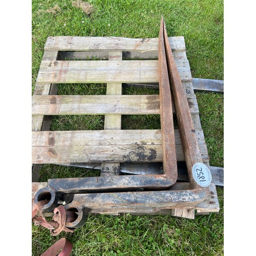 1852 - Set of pallet forks