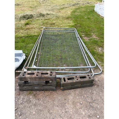 1098 - 4 Heras fencing panels and feet