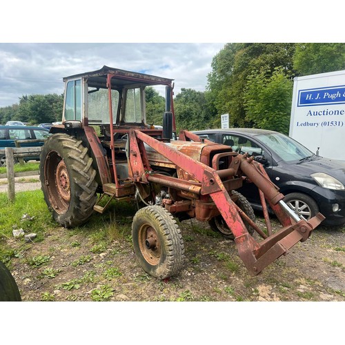 162B - International 674 tractor. Engines starts. Comes with loader. Good tyres.