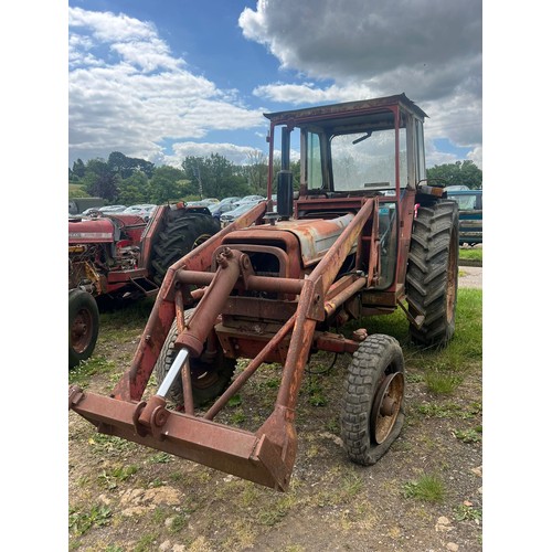 162B - International 674 tractor. Engines starts. Comes with loader. Good tyres.