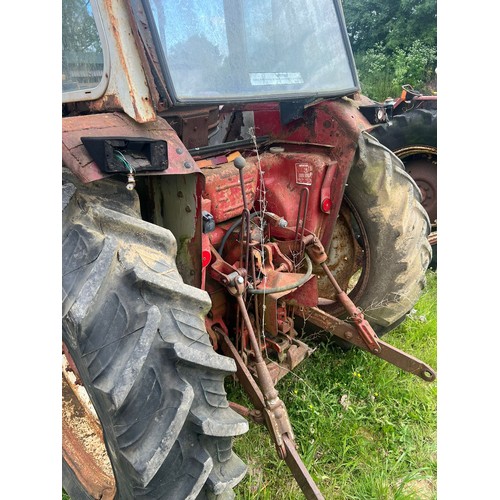 162B - International 674 tractor. Engines starts. Comes with loader. Good tyres.