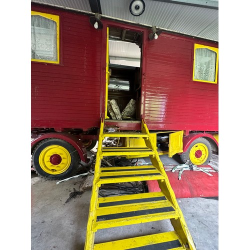 154 - Original Townsend living waggon on 4 wheel chassis. Fully furnished with cooker, sideboard and bedro... 