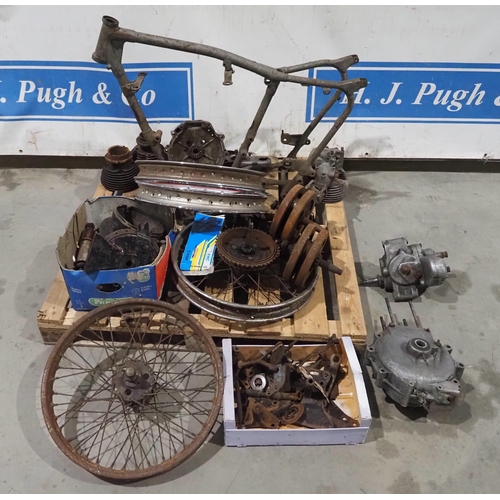 228 - Norton ES2 1954 project, includes gearbox parts, crank case, cylinder head, barrels, wheel rims and ... 