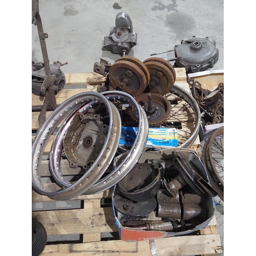 228 - Norton ES2 1954 project, includes gearbox parts, crank case, cylinder head, barrels, wheel rims and ... 