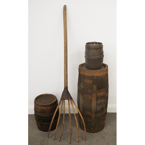 310 - Vintage pitchfork and barrels - 3