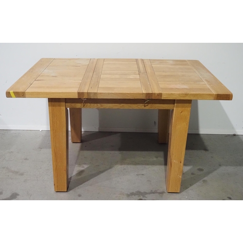 450 - Modern oak fold out extending dining table H31