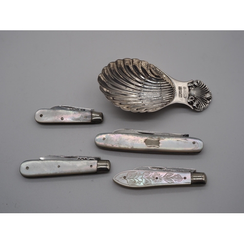 312 - Silver caddy spoon and silver fruit knives with mother of pearl handles - 4