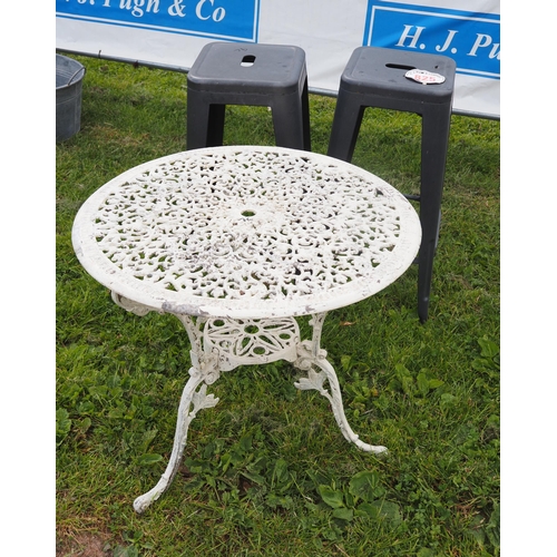 825 - Round garden table and 2 stools